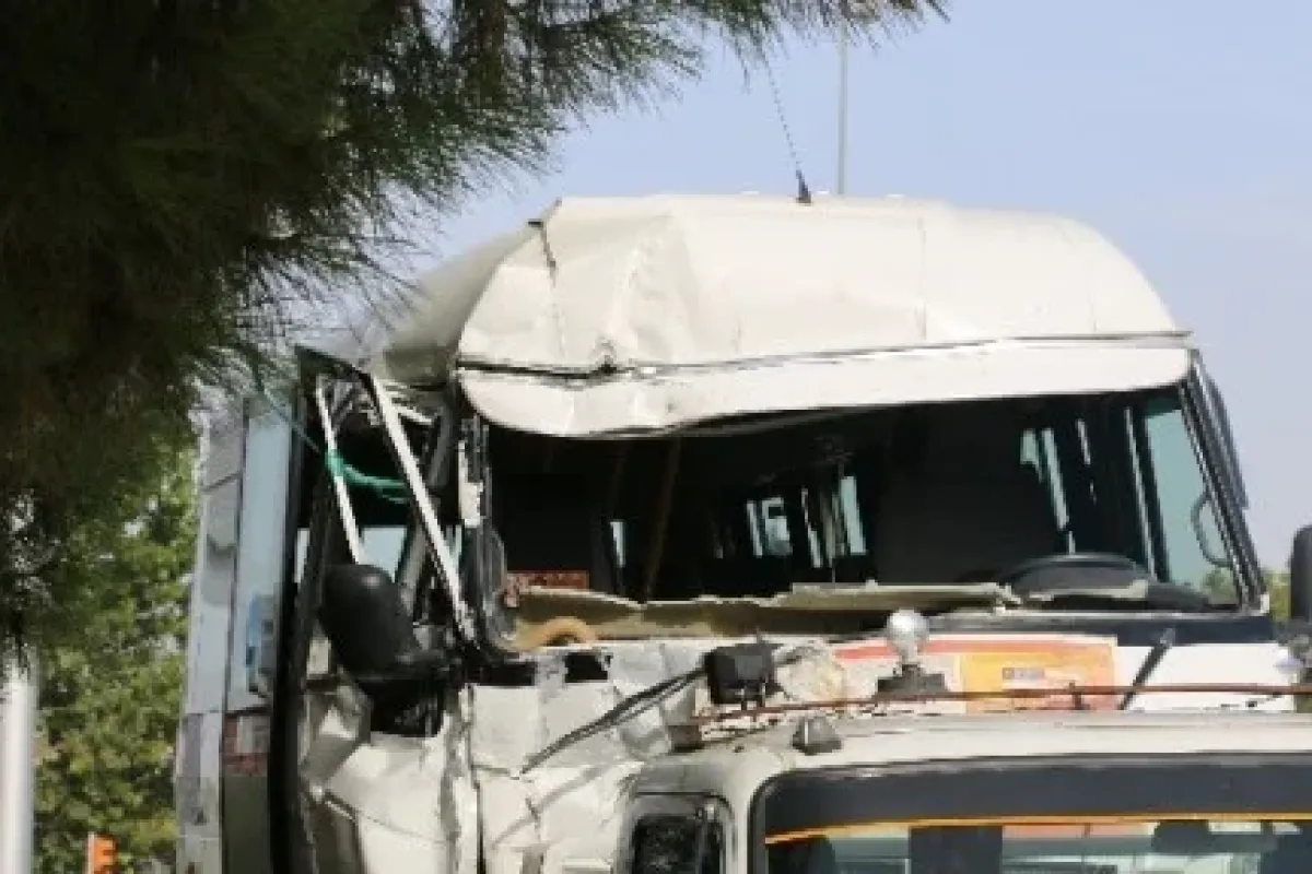 Yolcu Minibüsüyle Kamyon çarpıştı: 15 Yaralı