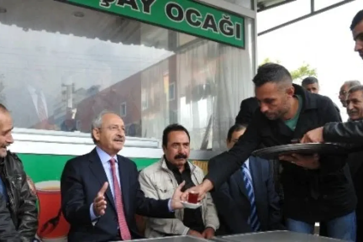 Vatandaşlarla çay Içip Sohbet Etti