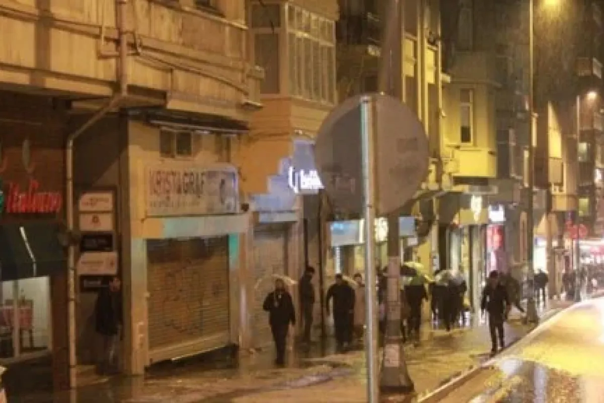 Taksim’de aniden bastıran dolu vatandaşlara zor anlar yaşattı