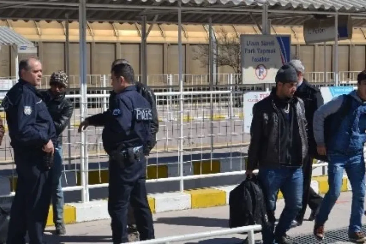 Kaçaklar yanlış trene binince yakayı ele verdi