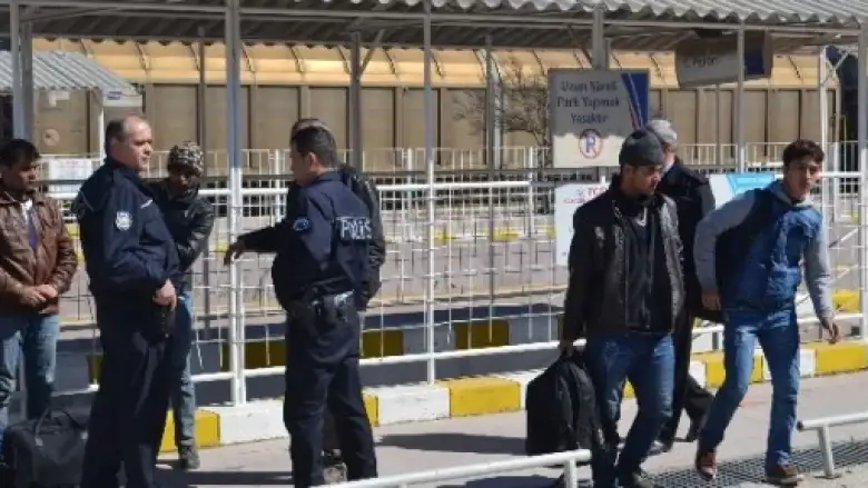 Kaçaklar yanlış trene binince yakayı ele verdi