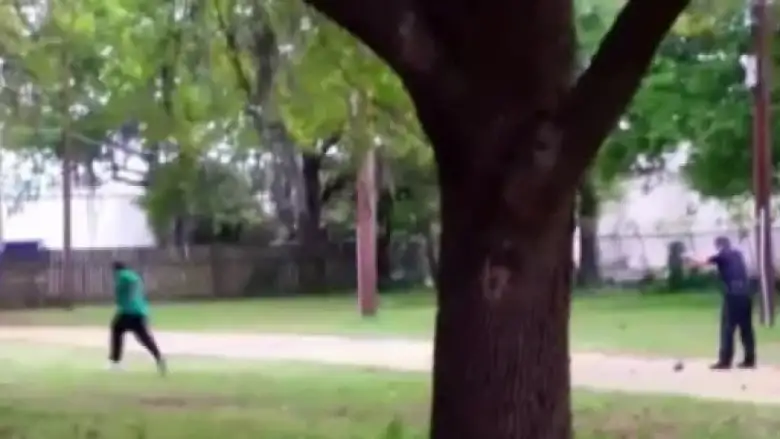 Polis siyahi genci arkasından 8 el ateş ederek öldürdü