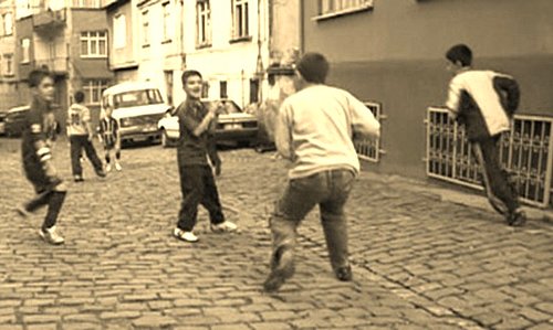 Bu nesil çocukluğunu pc başında değil; sokaklarda akşama kadar arkadaşlarıyla oynayarak geçirmiştir.