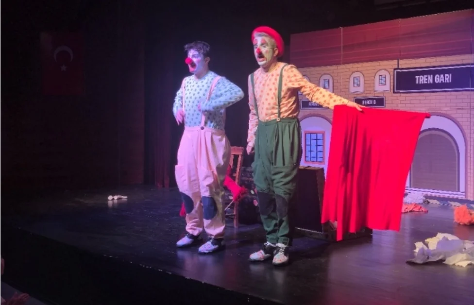 “İki Bavul Dolusu” Minik Tiyatrosverlerle Buluştu