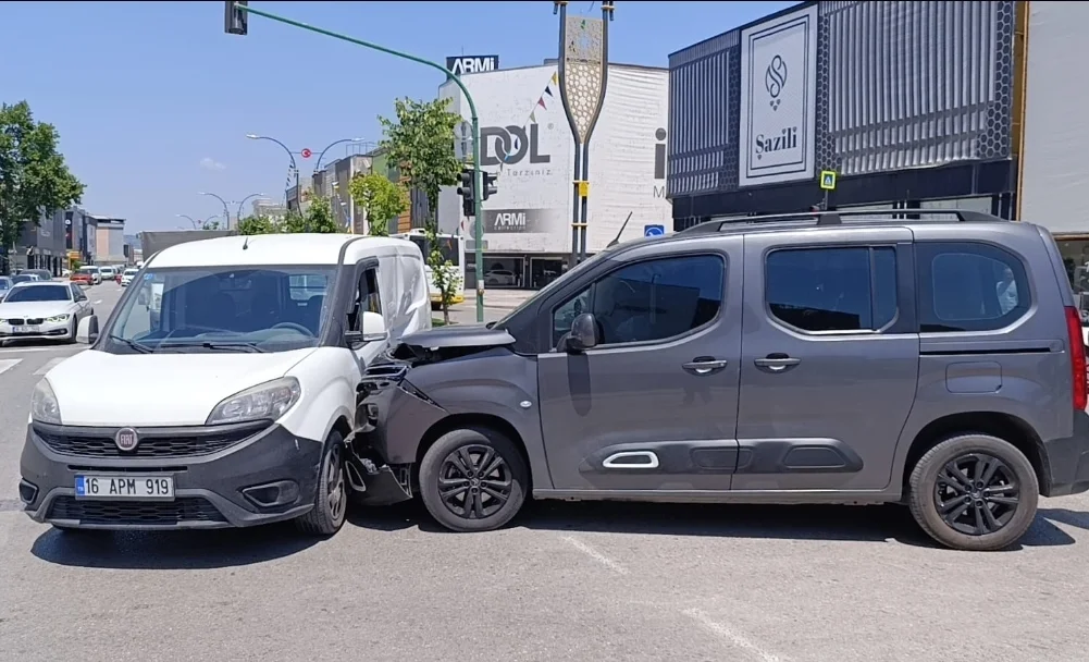 Ertuğrulgazi Caddesi’nde korkutan kaza