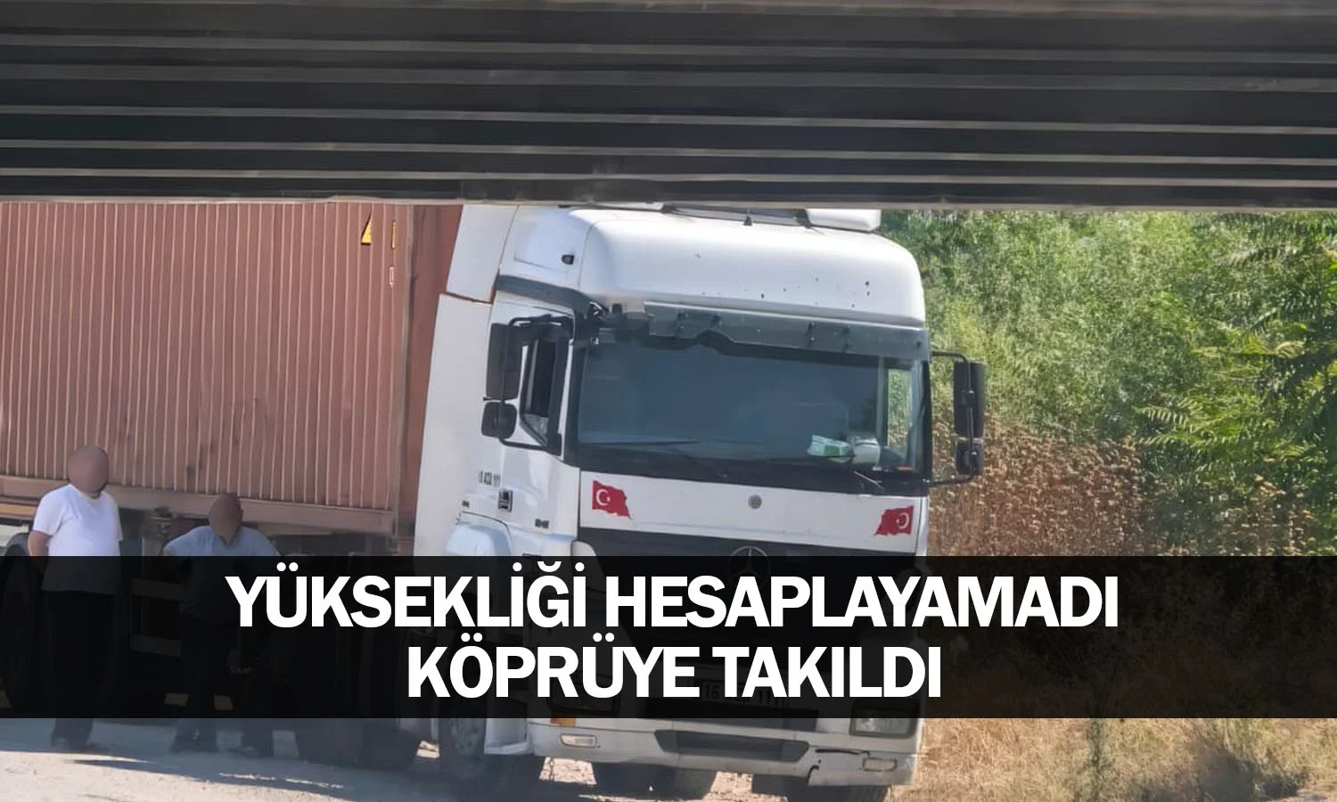 Yüksekliği hesaplayamadı, köprüye takıldı