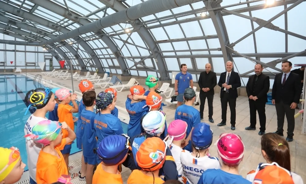 Başkan Taban İnegöl Belediyespor’un Yüzme Sporcularıyla Buluştu