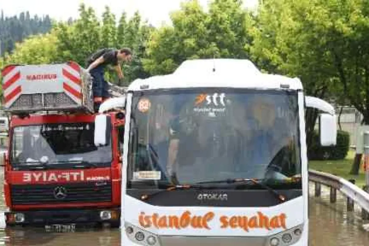 Yolcu Midibüsü Suların Ortasında Kaldı