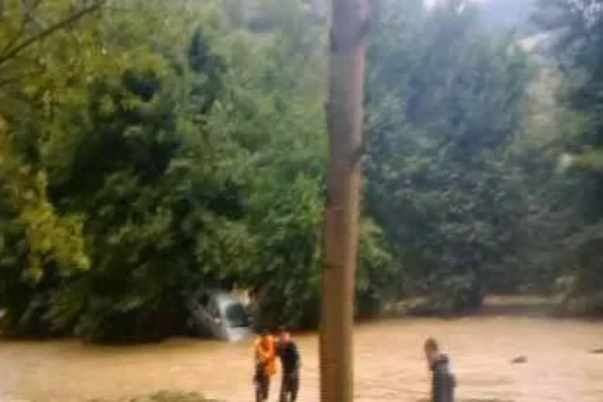 Sel Yıktı Geçti Bir Sürücü ölümden Döndü