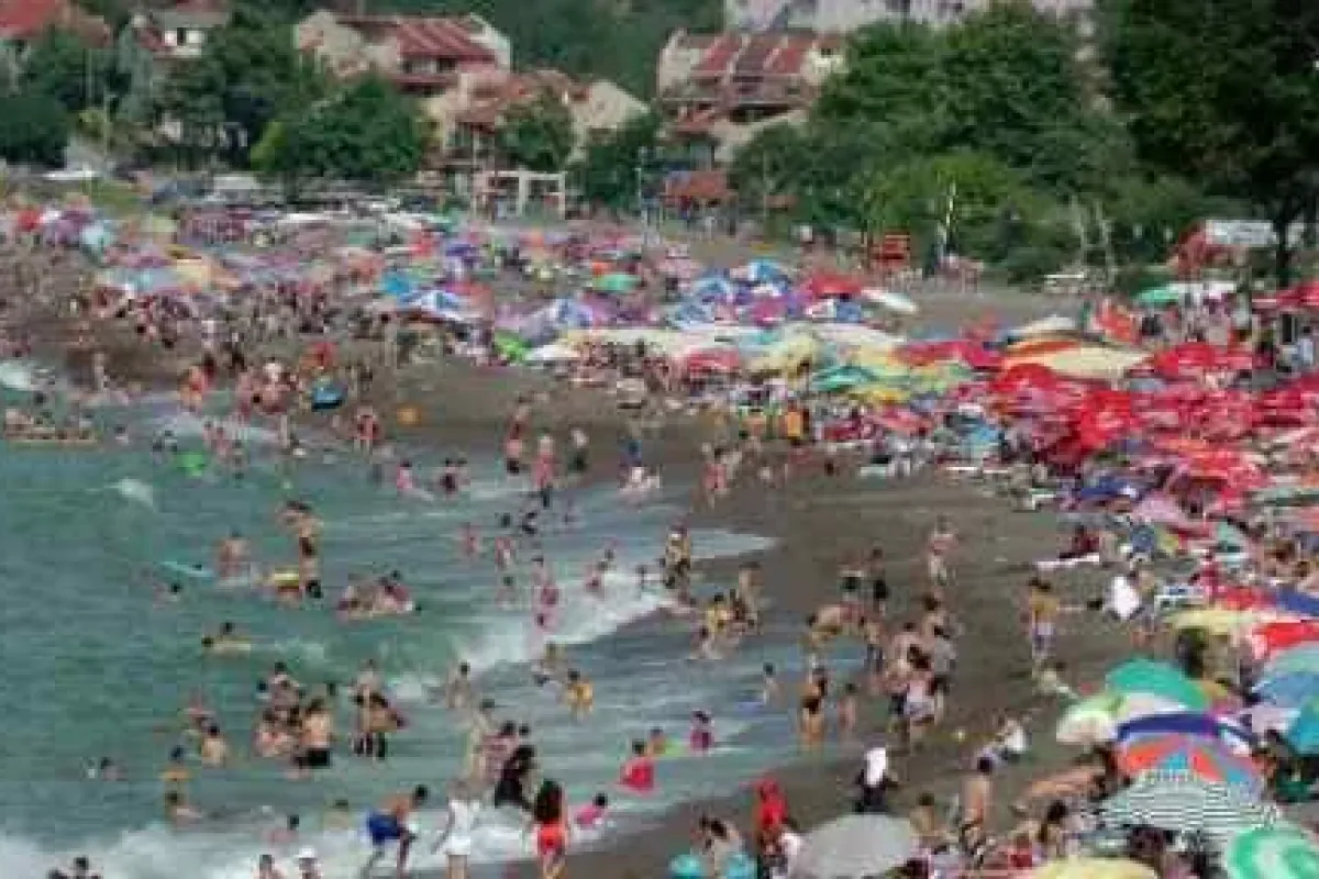 Plajlarda Iğne Atsanız Yere Düşmez
