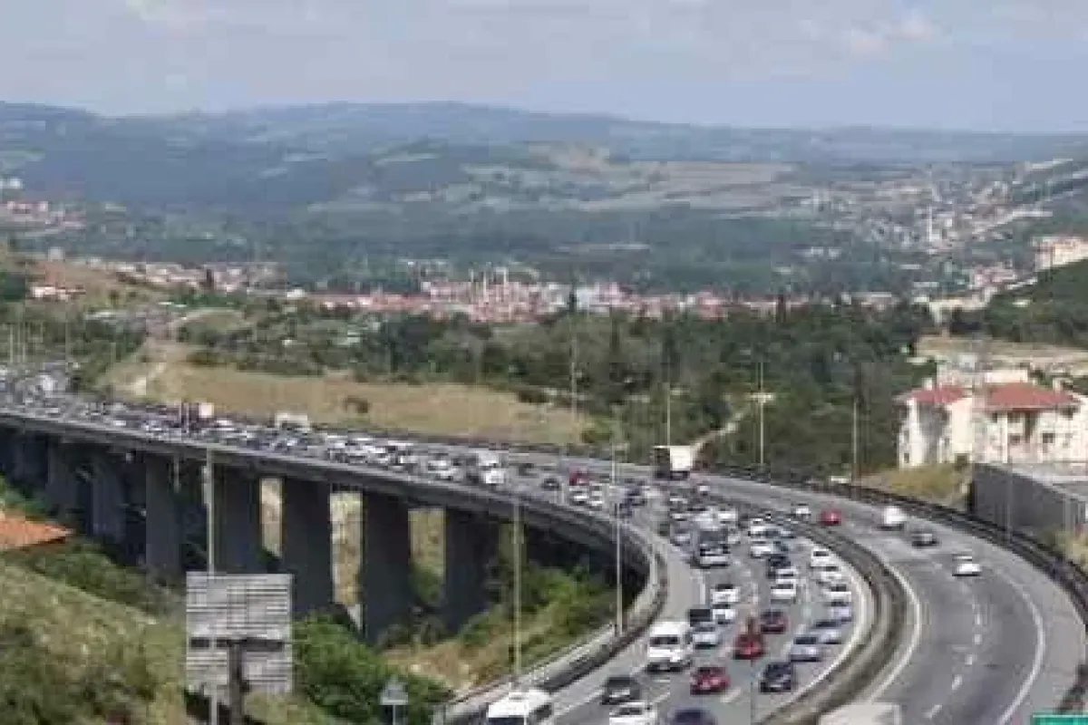 Tem’de Araç Kuyruğu Uzamaya Başladı