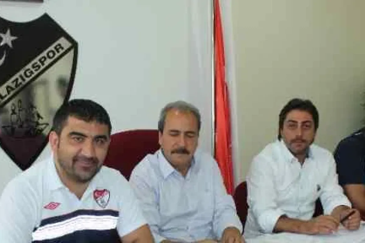 Ümit Özat Imzaladı