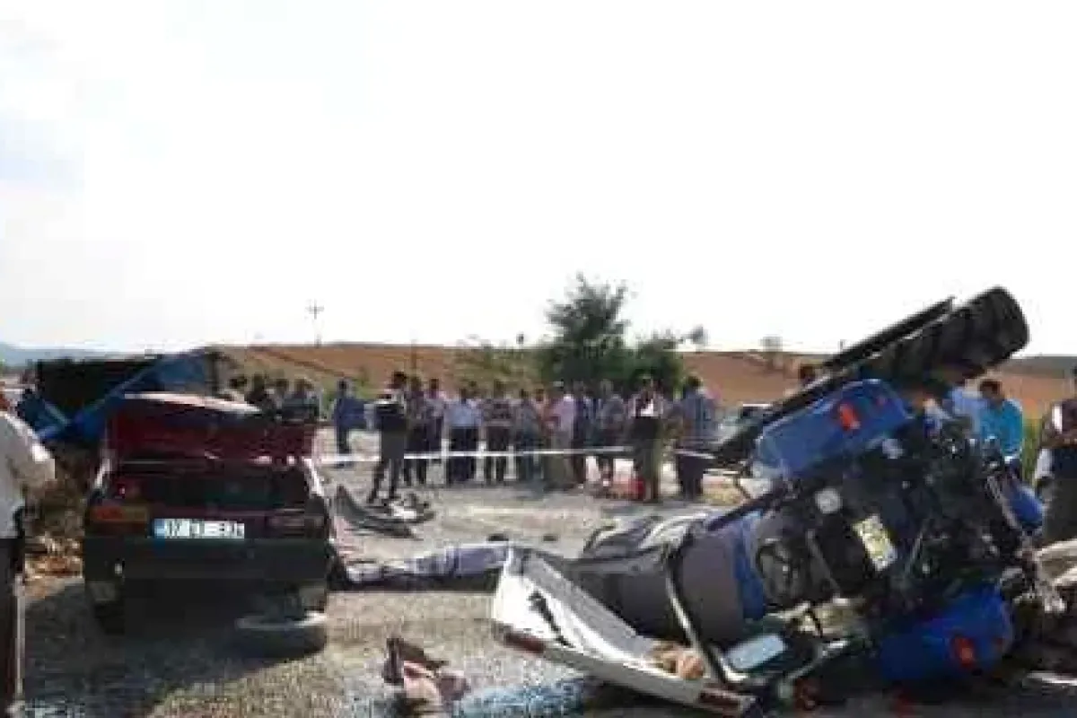 Otomobil Traktöre çarptı: 2 ölü, 4 Yaralı