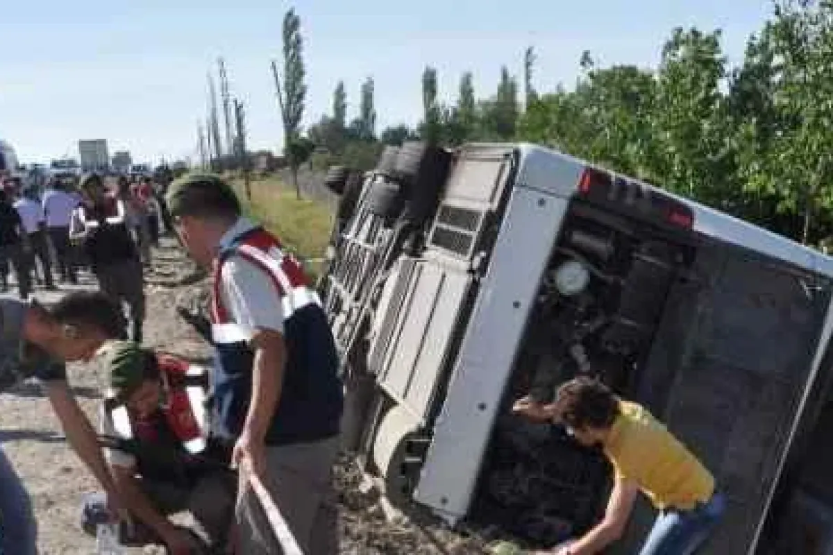 Otobüs Devrildi: 8 ölü