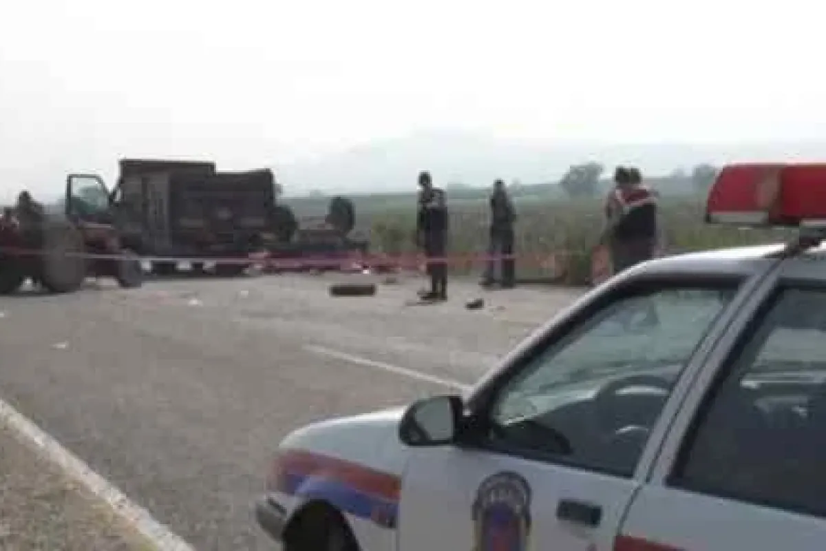 Kamyonet Traktöre çarptı: 3 ölü, 6 Yaralı