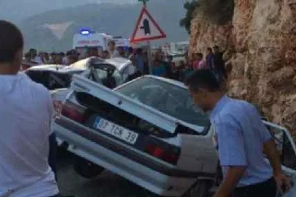 Otomobiller Kafa Kafaya çarpıştı: 3 ölü, 4 Yaralı