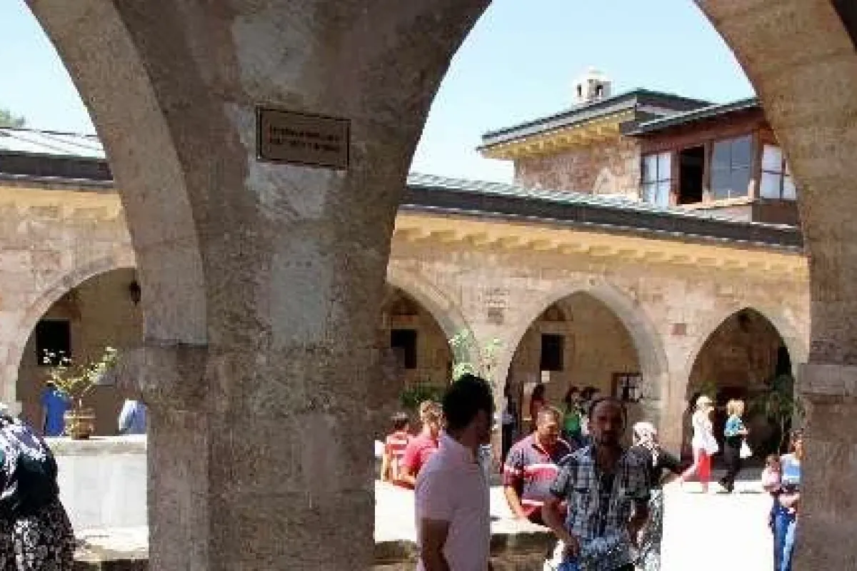 Ayaklar Altındaki Mezarın Ilginç Hikayesi