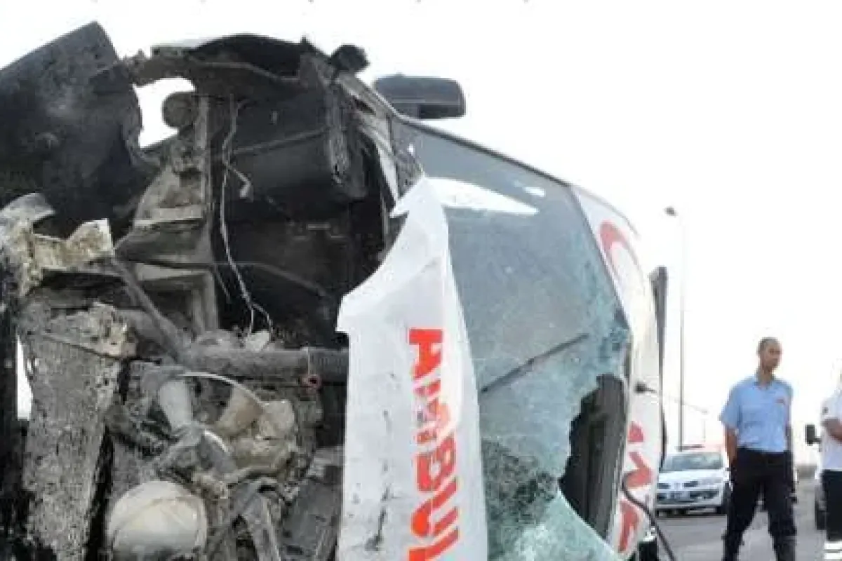 Ölü Taşıyan Ambulans Takla Attı: 3 Yaralı