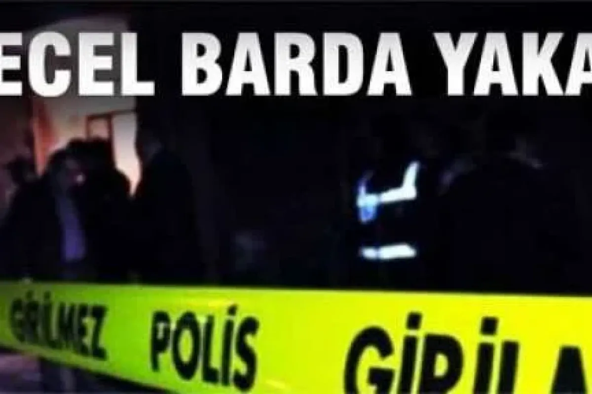 Masada oturuyordu ve aniden..