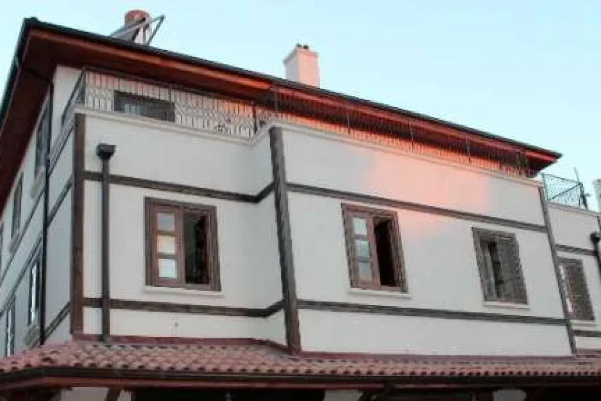 Motelin Penceresinden Düştü