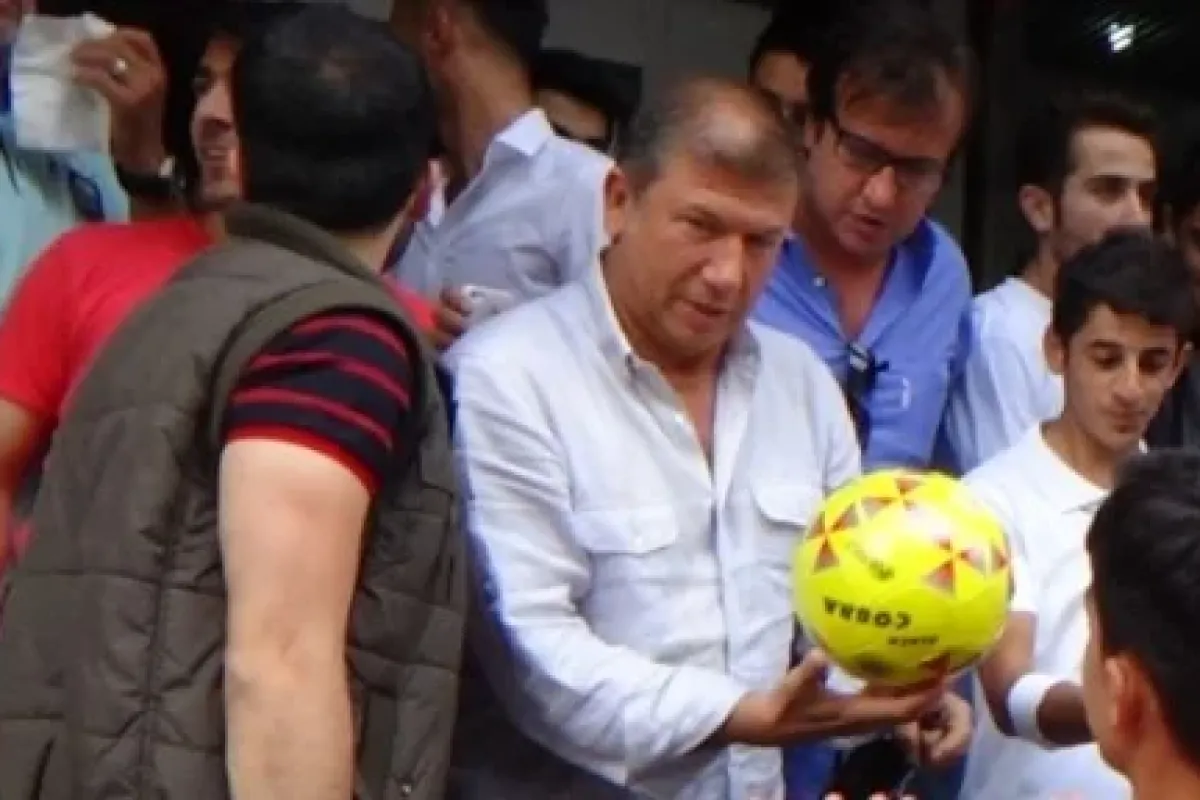 Eski Yıldız Futbolcu Hakkari Sokaklarında Top Dağıttı