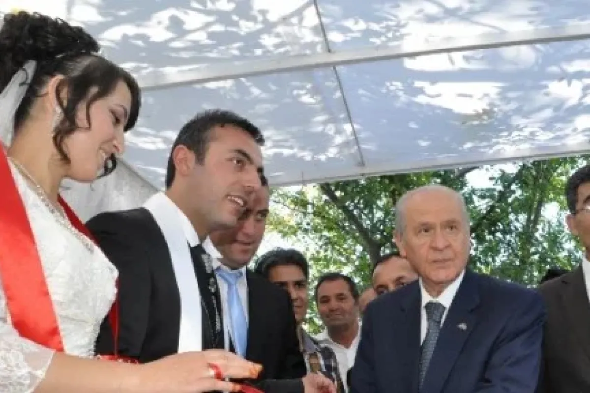 Bahçeli Yüzük Taktı