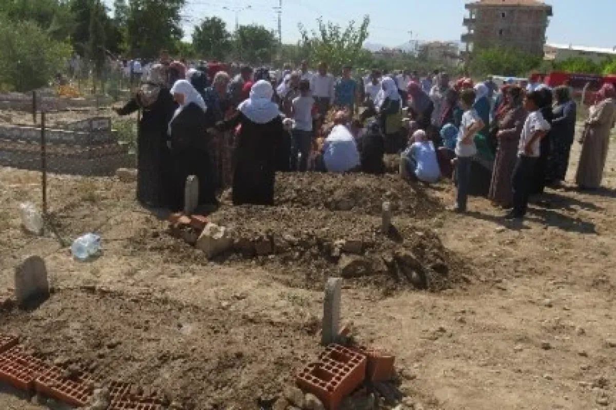 Yan Yana Toprağa Verildiler