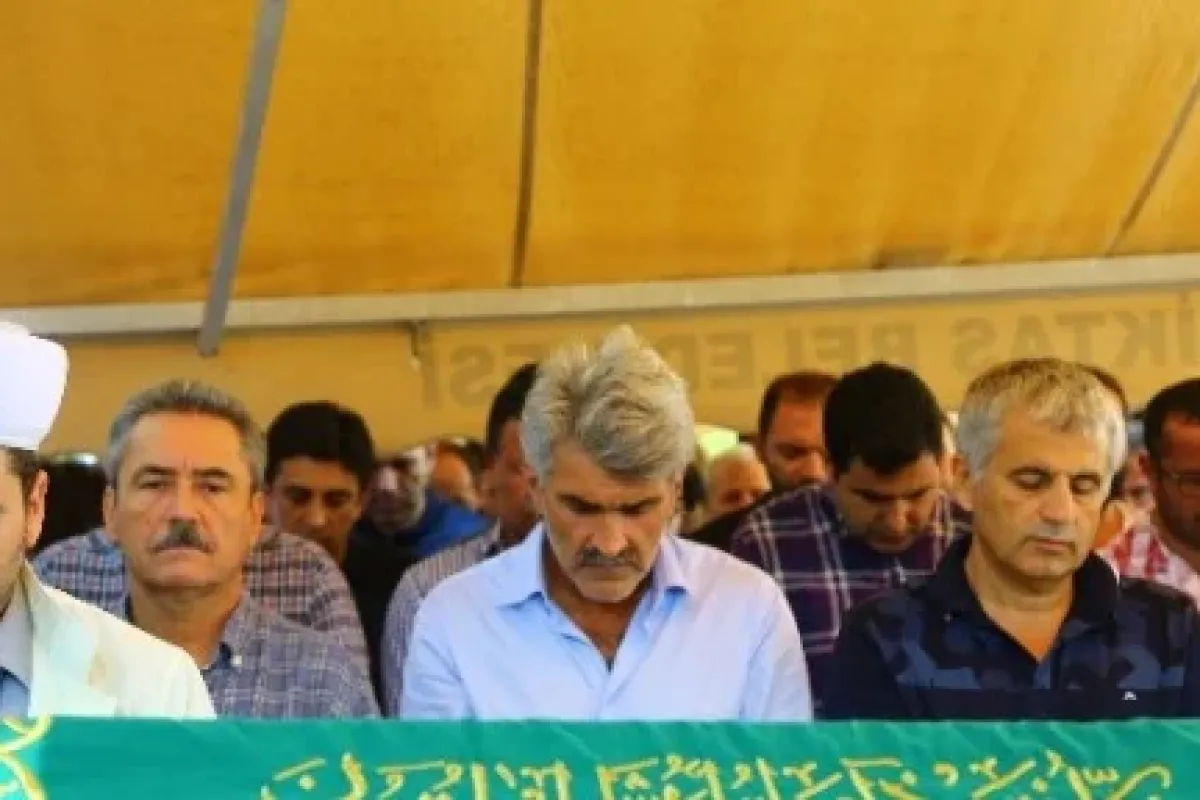 Uğur Tütüneker Babasına Veda Etti