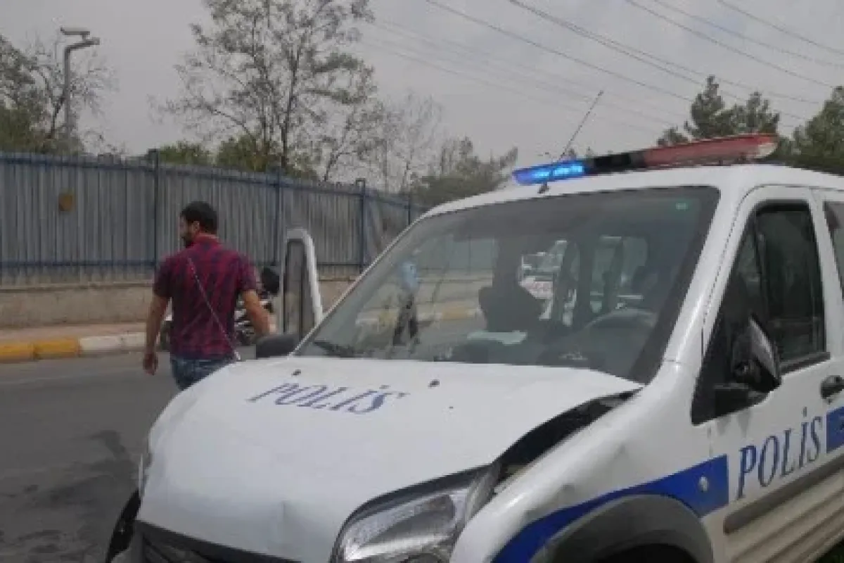 Polis Aracı Kaza Yaptı: 3 Yaralı
