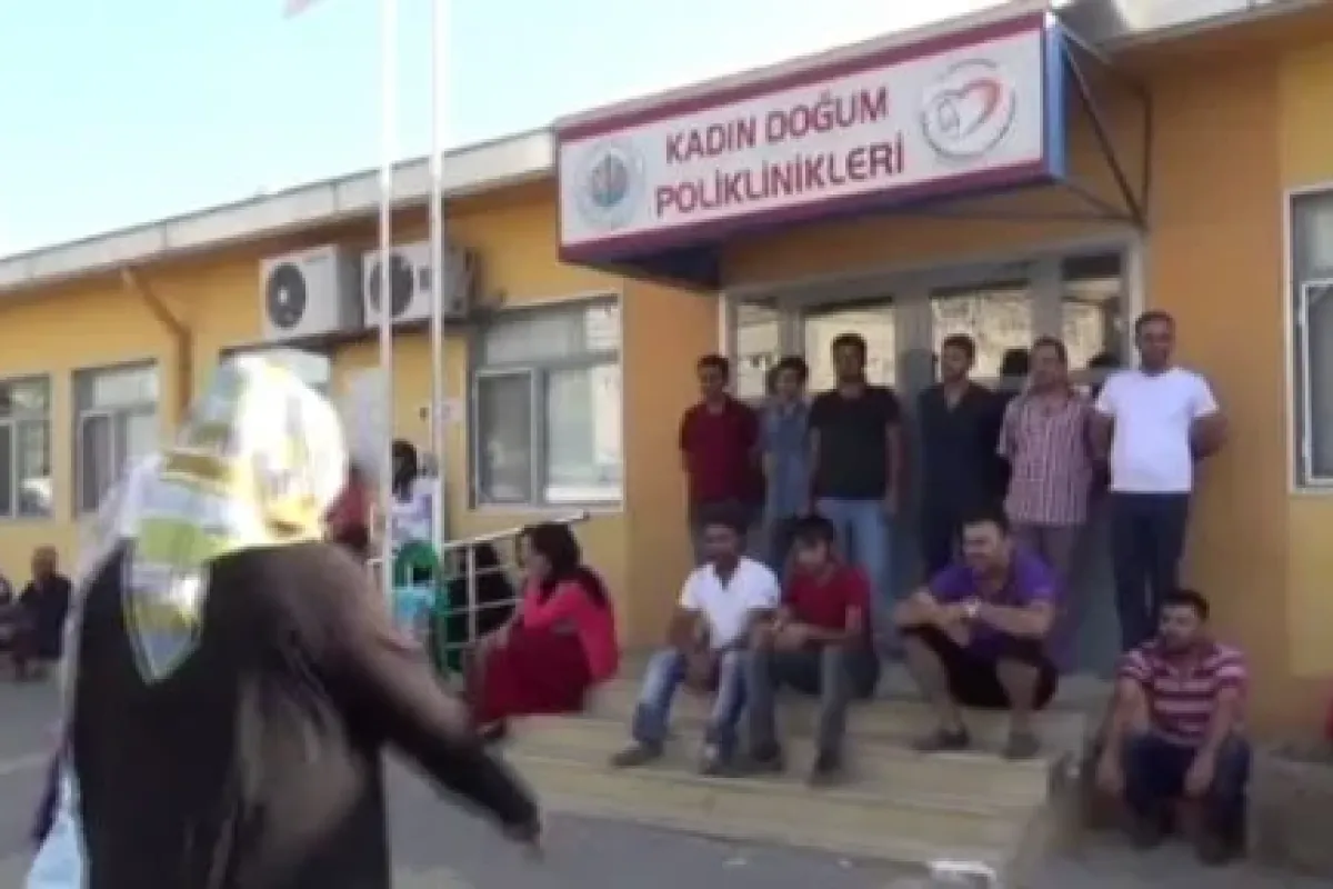 Eylemciler Hastane Kapılarına Kilit Vurdu