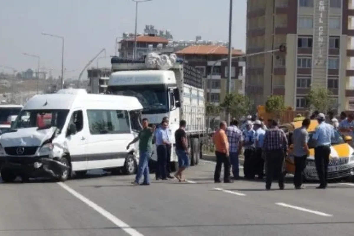 Beş Araç Birbirine Girdi: 20 Yaralı