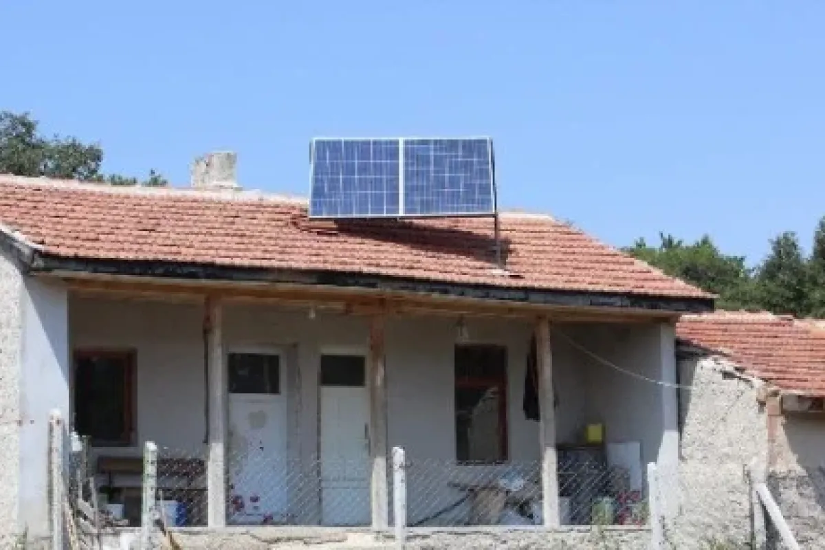 Dağın Ortasında Elektriğini Güneşten Alıyor