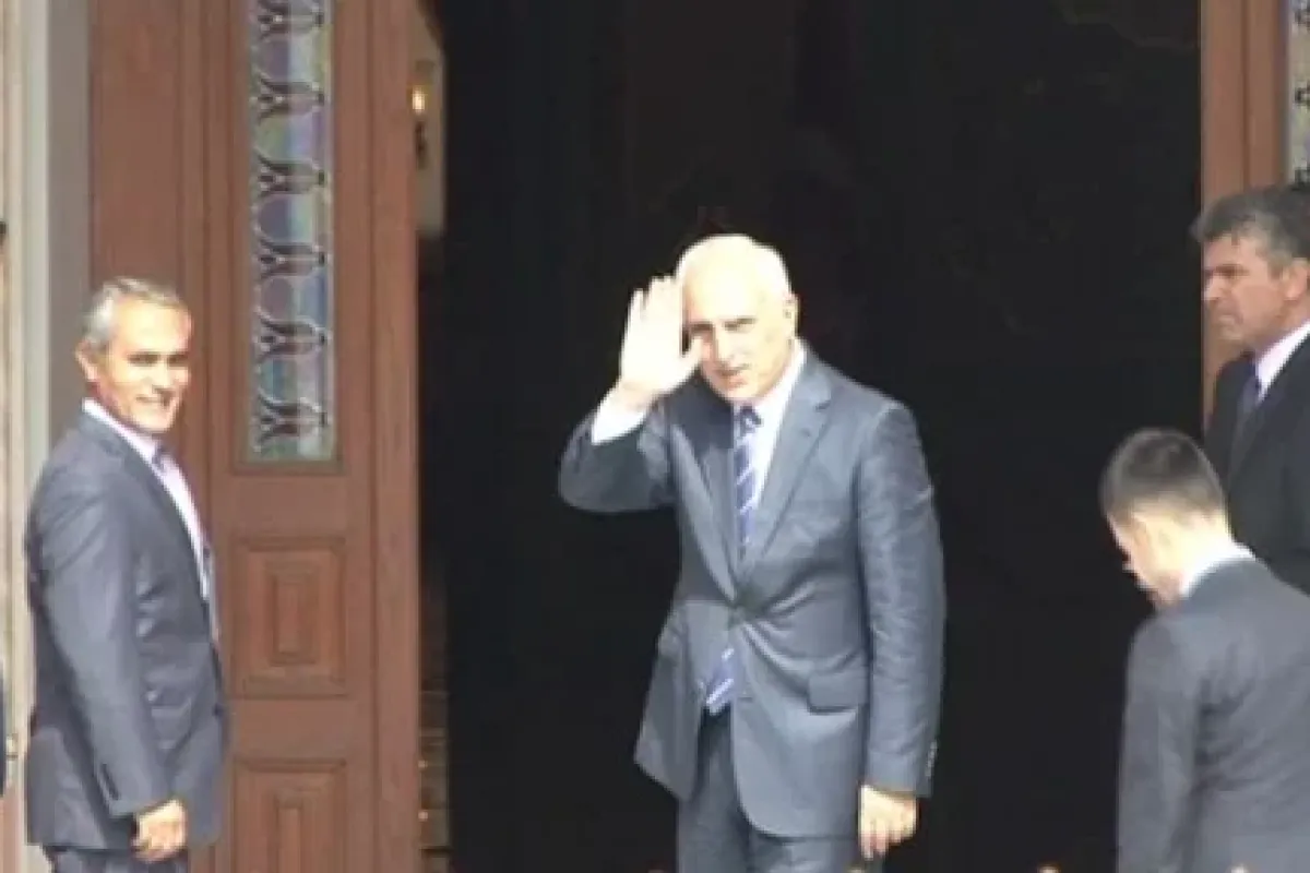 Mutlu Gazetecilere El Salladı