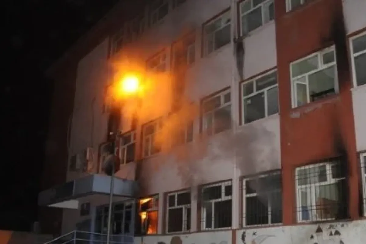 Üç Okula Molofotlu Saldırı