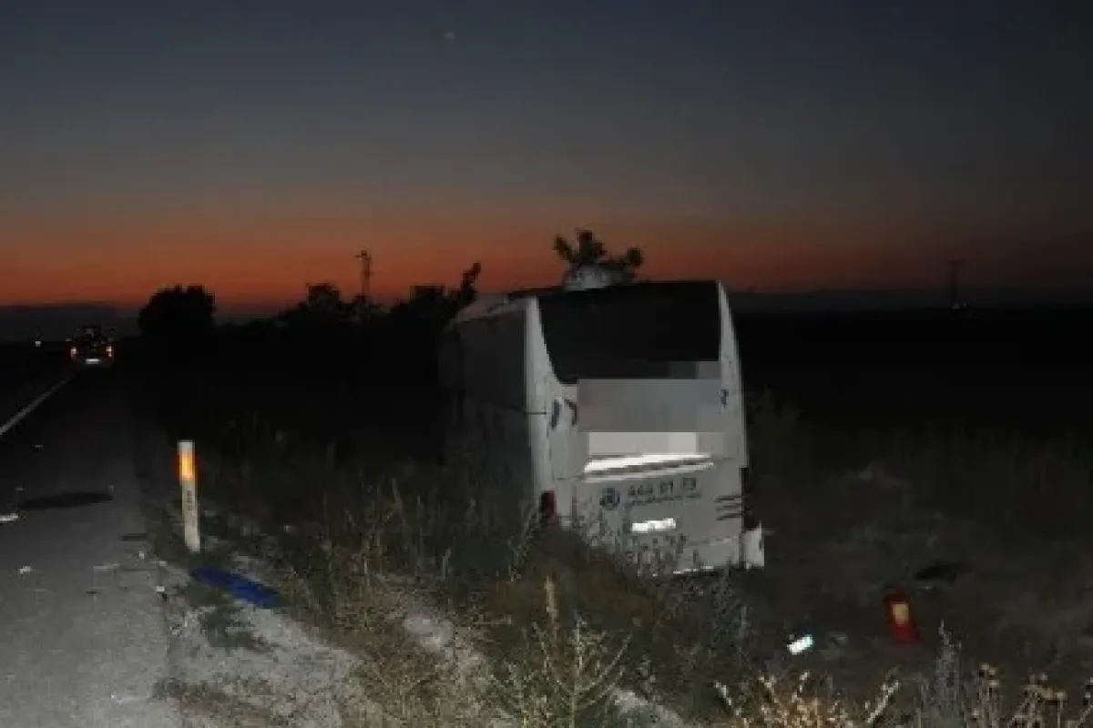 Yolcu Otobüsü Kaza Yaptı: 22 Yaralı