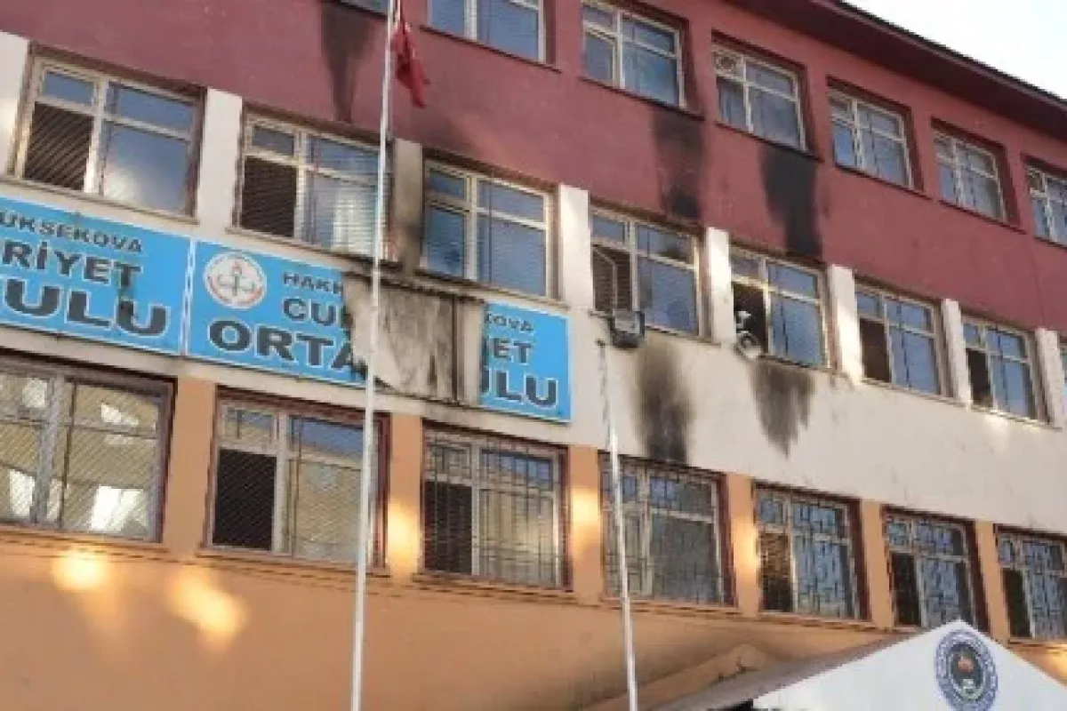 1 Okul Daha Ateşe Verildi