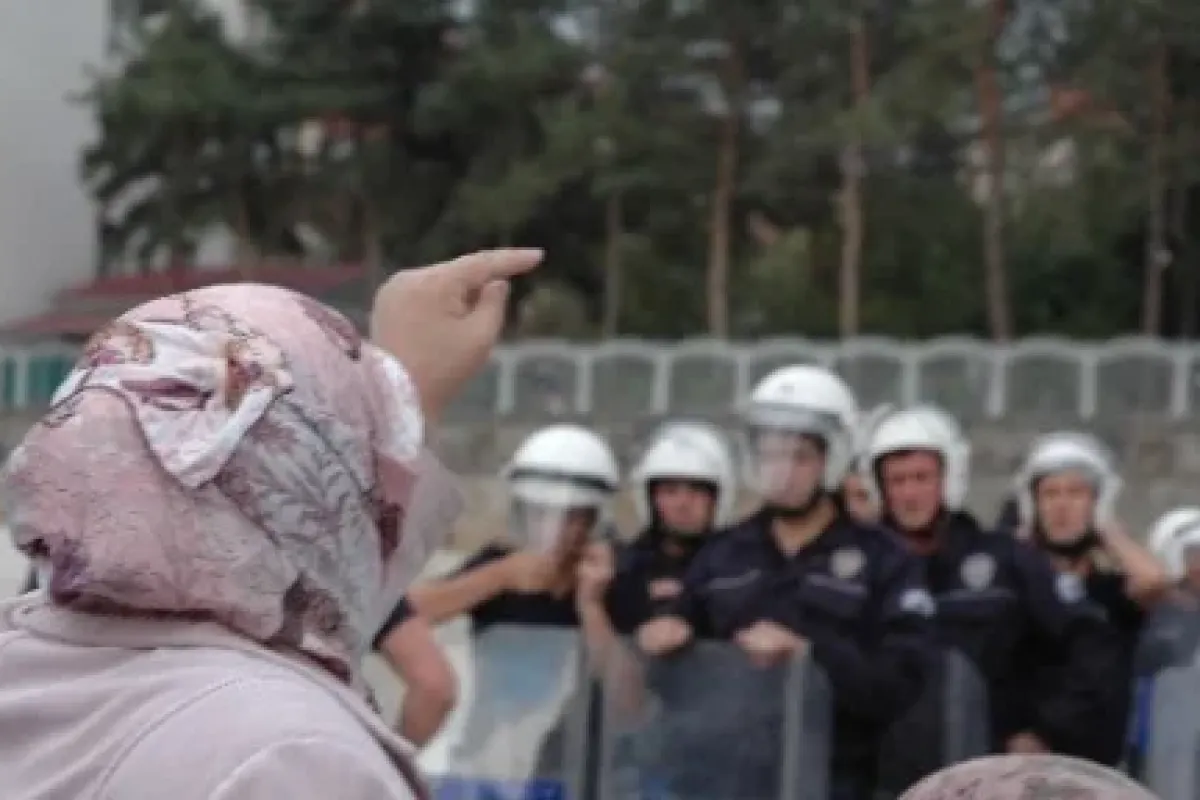 Hem Karayolunda Hem Valinin Evinin önüde