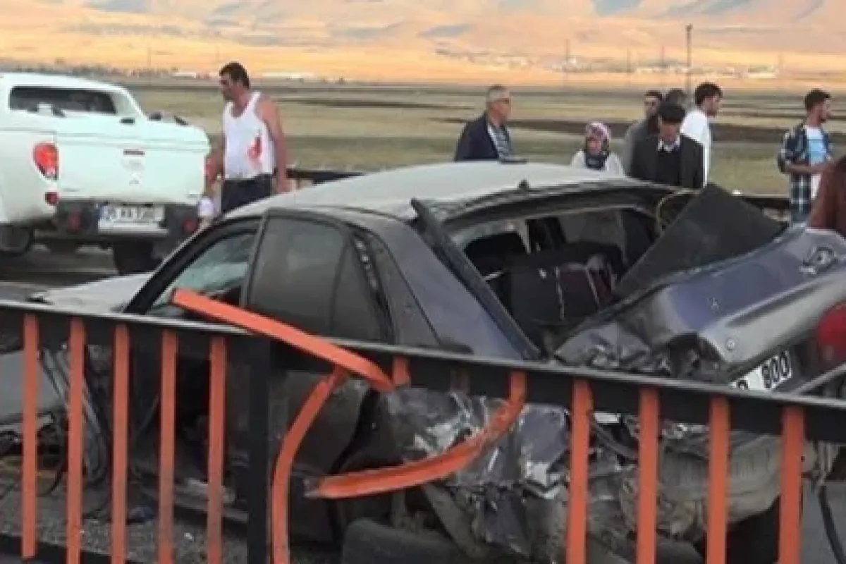 Bariyerlere çarptı: 1 ölü, 2 Yaralı