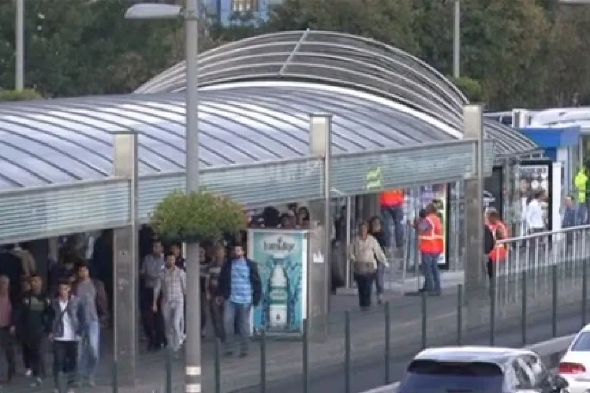 Fırtına Metrobüse Istasyonuna Zarar Verdi