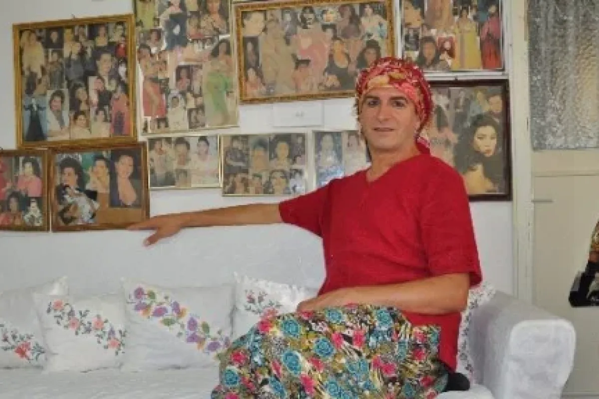 Bir Elinde Fırça Bir Elinde Ayna Umrunda Değil Dünya