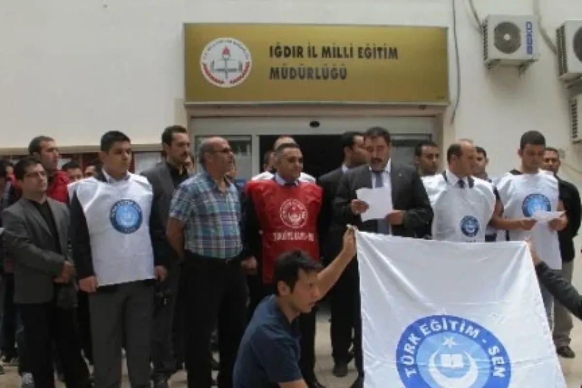 Öğretmenlerden Kravatlı Protesto