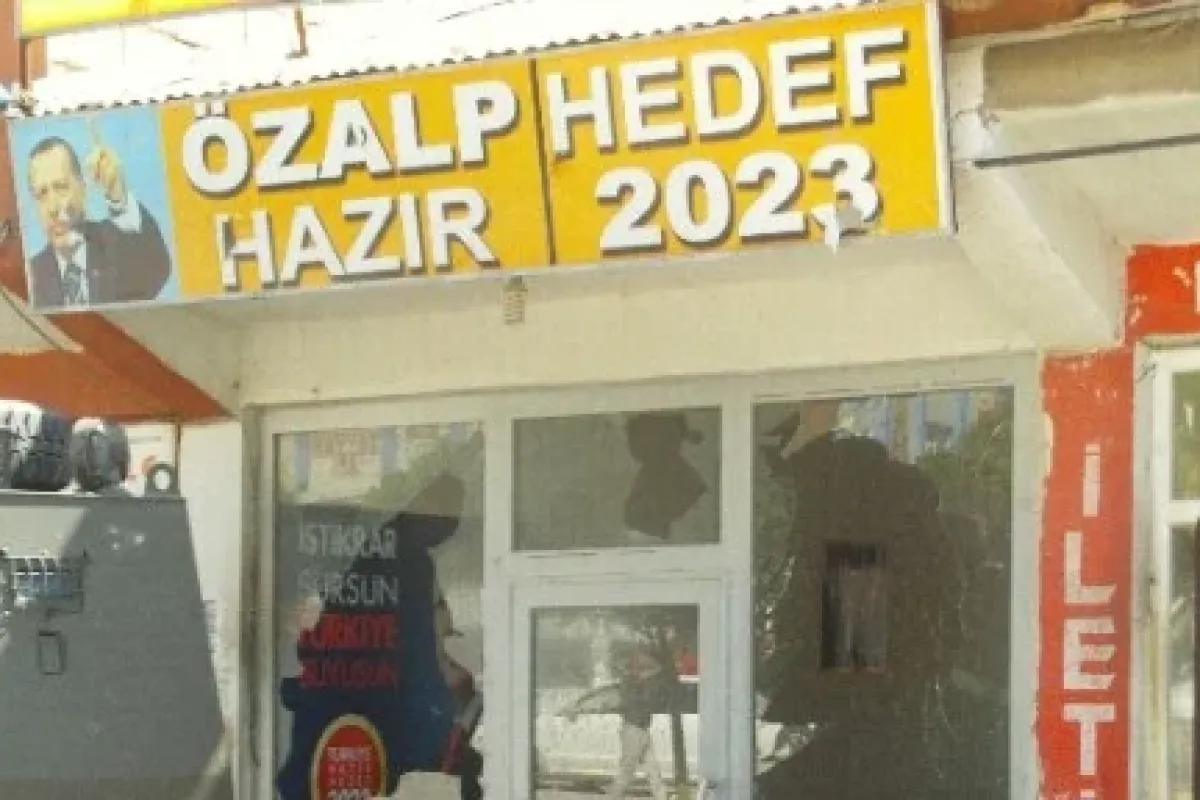 Ak Parti Binasına Saldırdılar