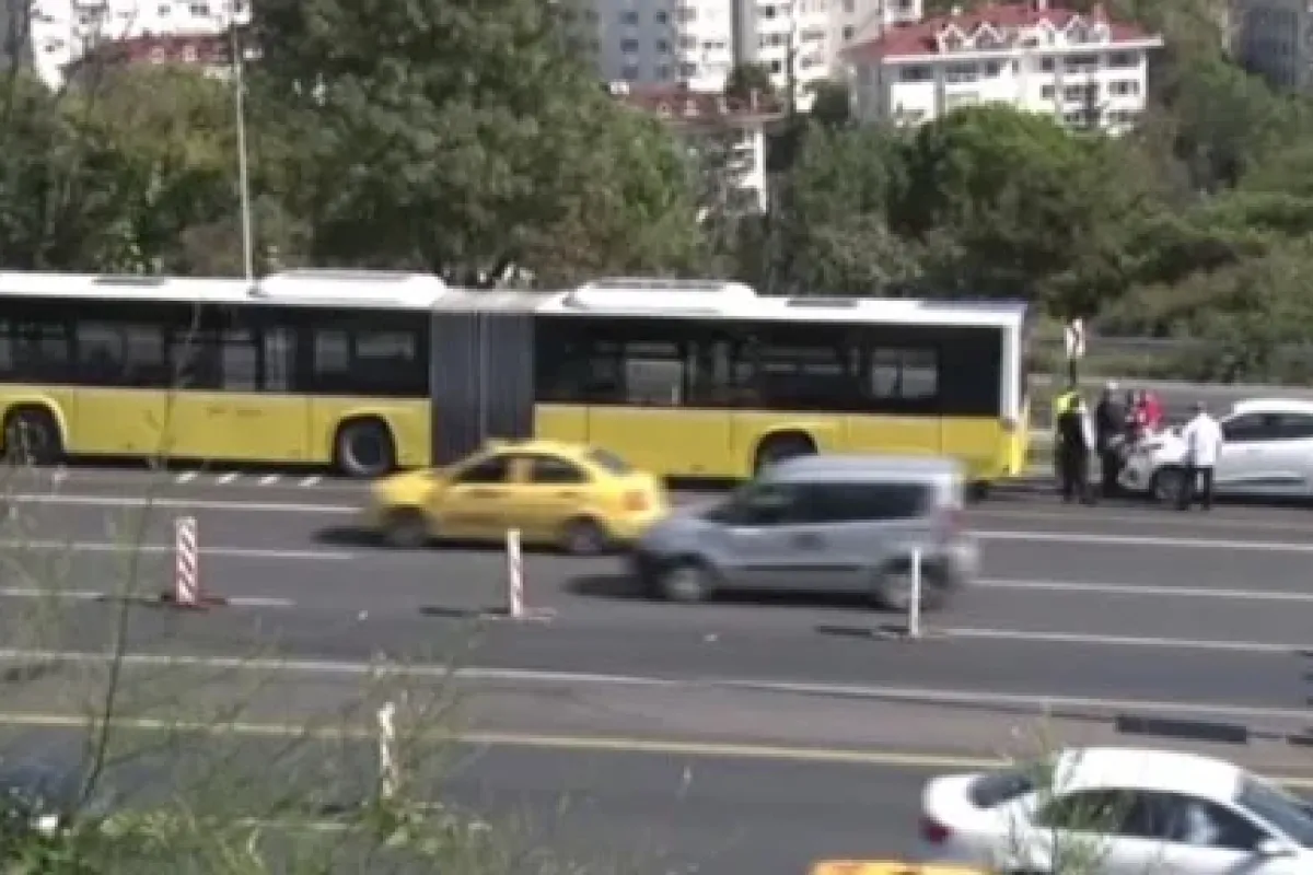 Metrobüs Köprüde Otomobile çarptı