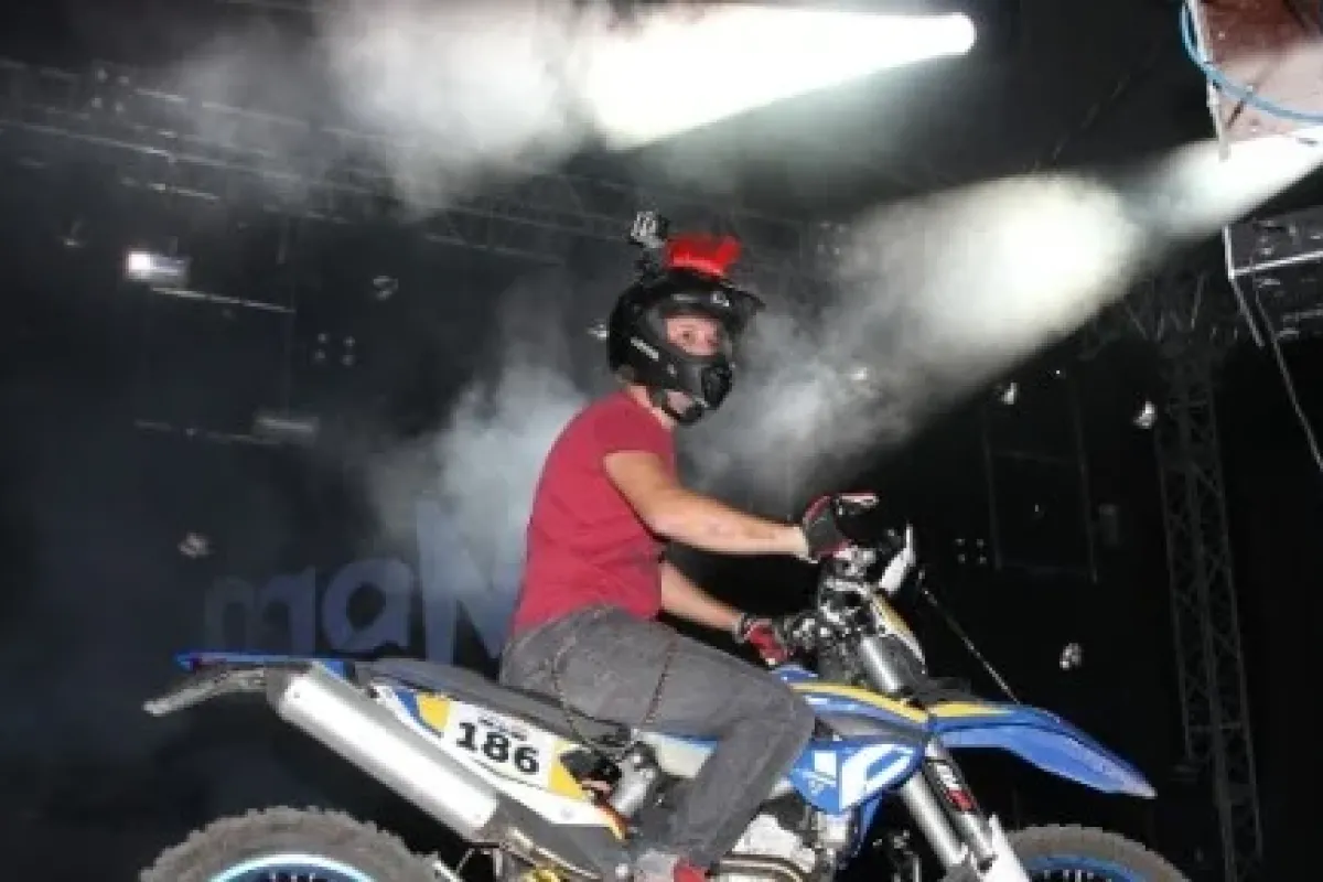 Sahneye Motosikletle çıktı