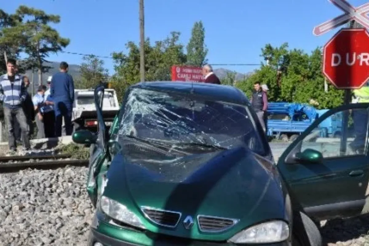 Tren Otomobile çarptı: 2 Yaralı