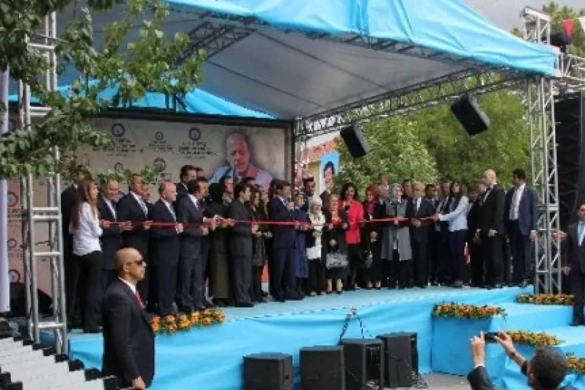 Açılışını Başbakan Yaptı