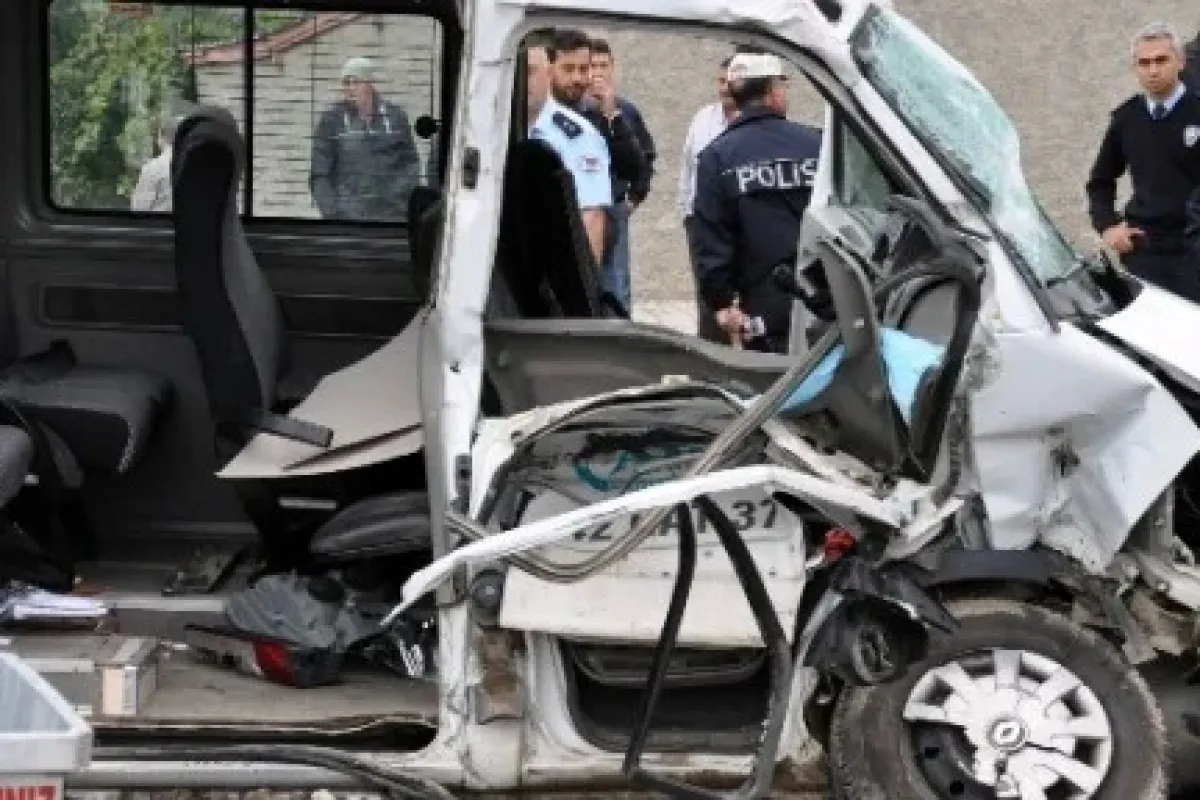 Yük Treni öğrenci Sevisine çarptı: 1 ölü, 15 Yaralı