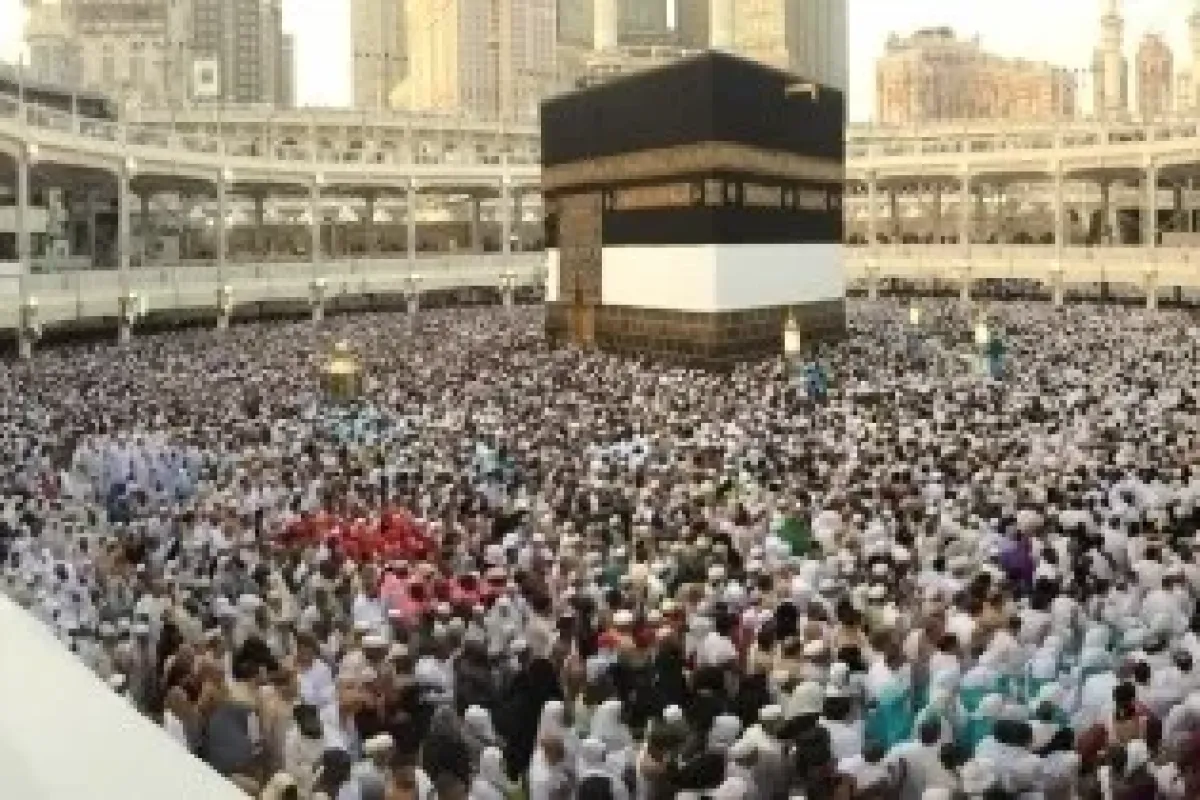 Kabe’nin Kapısında Dua Etmek Bilene Kolay