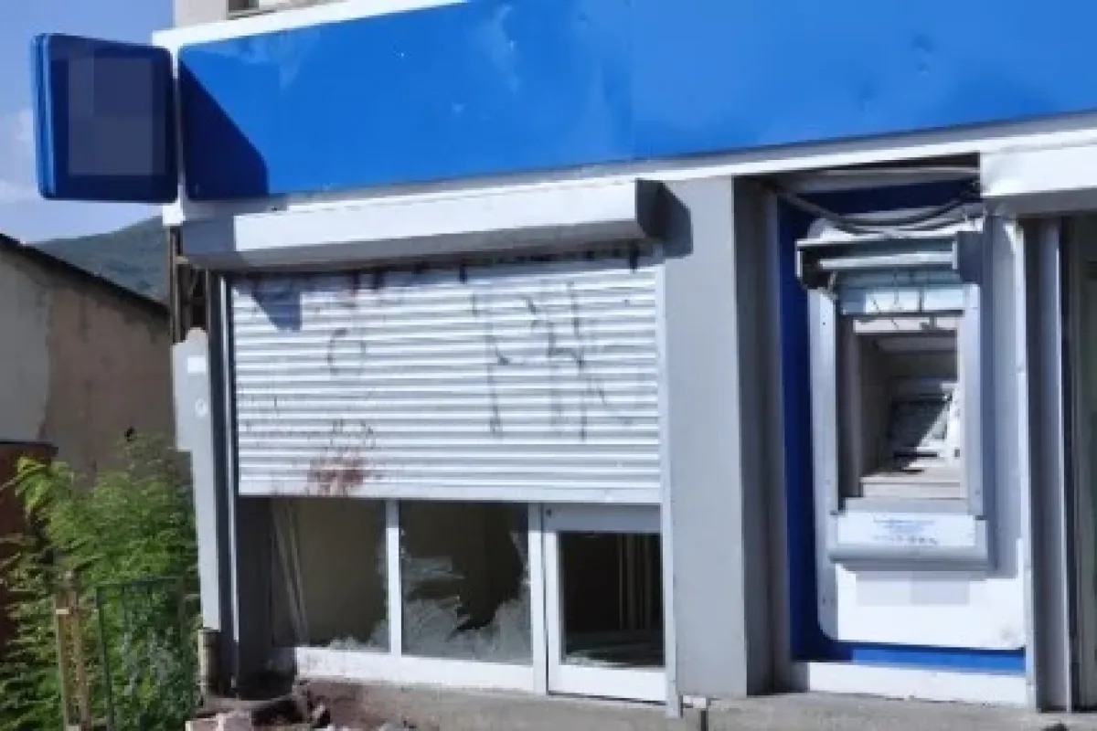 Bankalar Ve Iş Yerleri Zarar Gördü