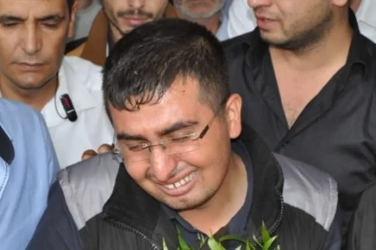 Eşini çiçeklerle Uğurladı